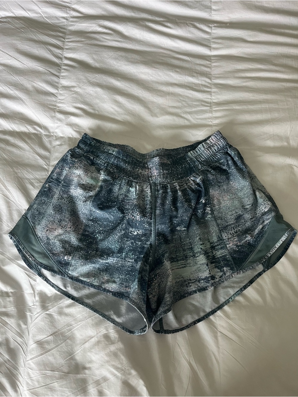 lululemon  Hotty hot Women's blue- gray Slate with a hint of light pink  Print.